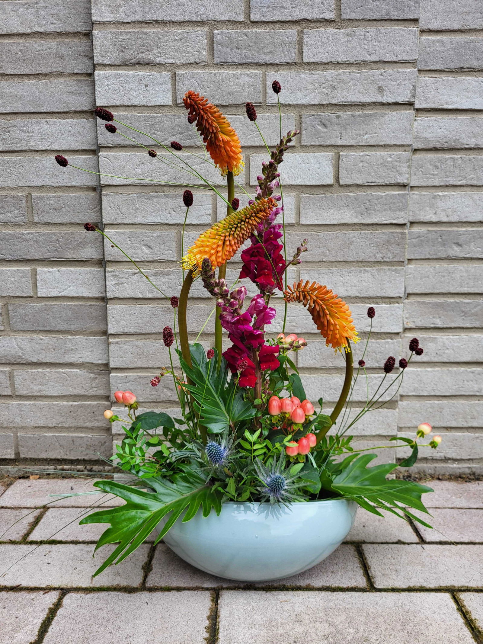 Blumenarrangement im Büro-Empfangsbereich
