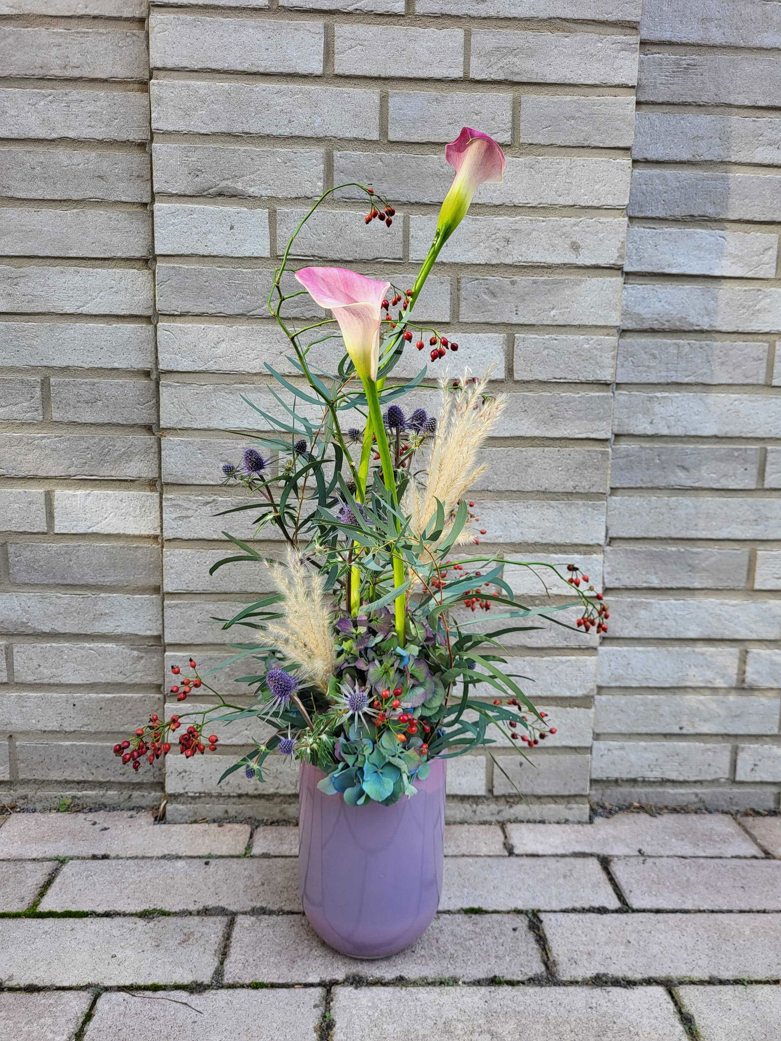 Frische Blumen auf einem Konferenztisch