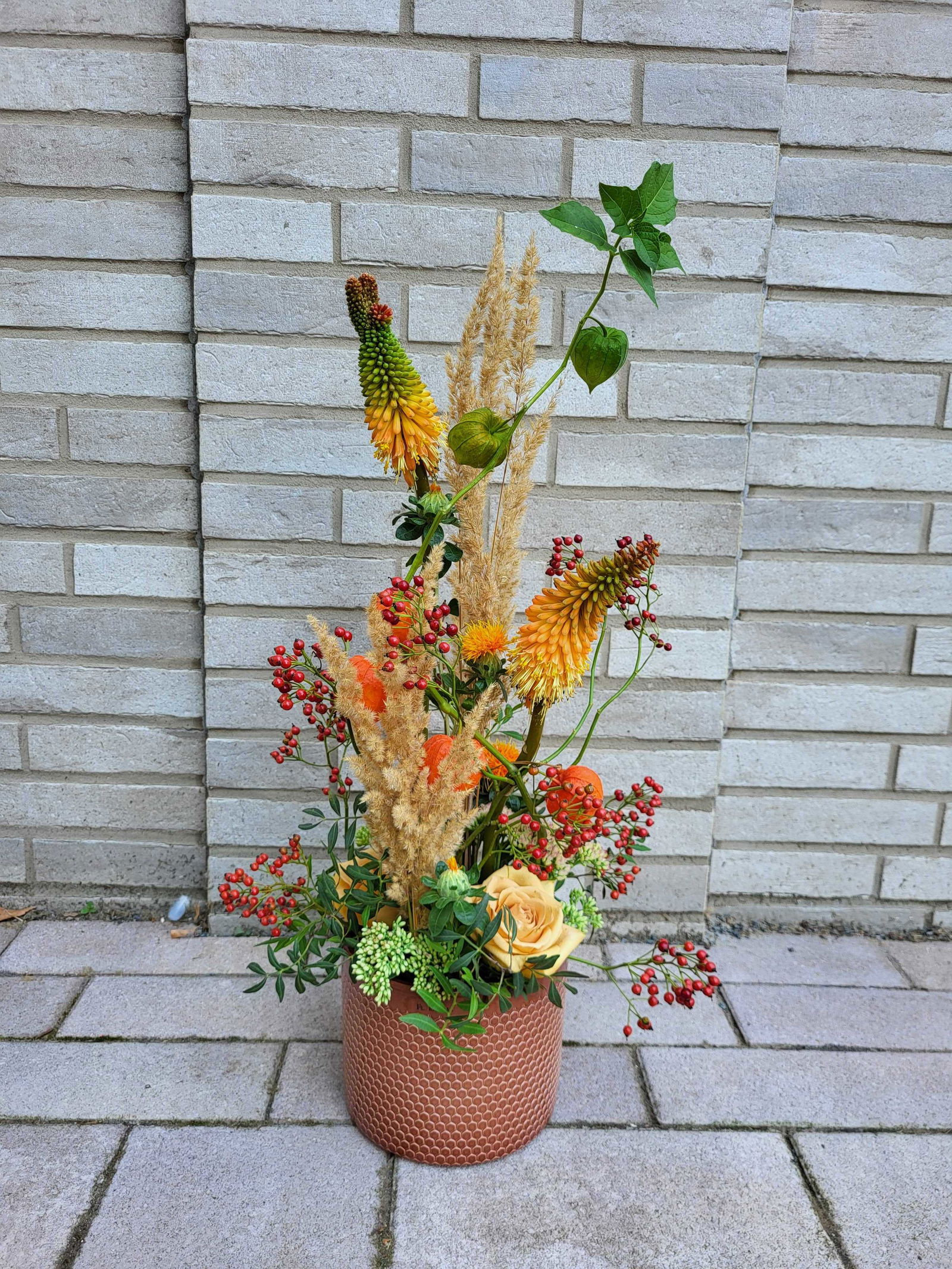 Detailaufnahme eines Blumenstraußes in einer modernen Vase