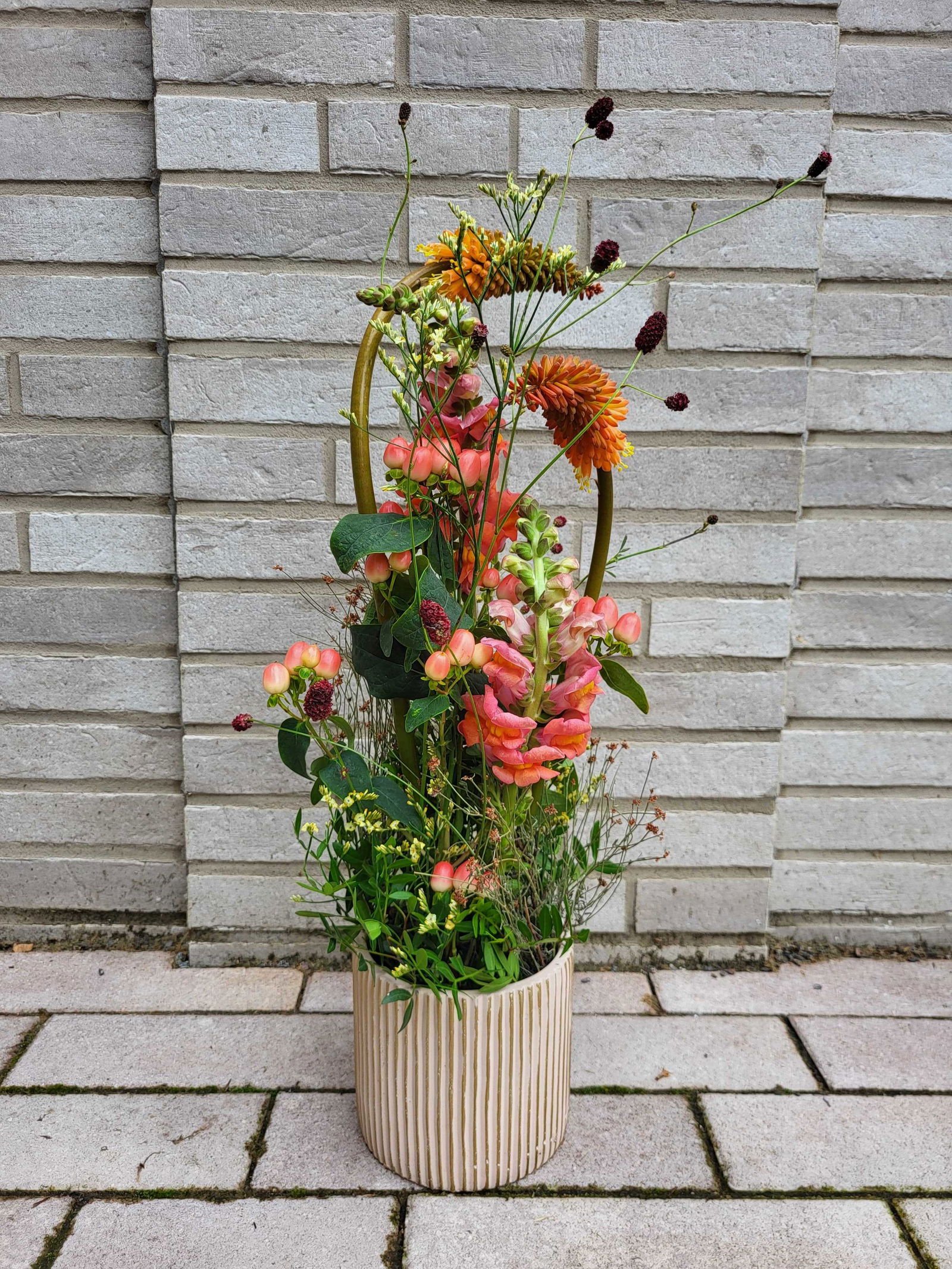 Blumenarrangement in einem stilvollen Büro