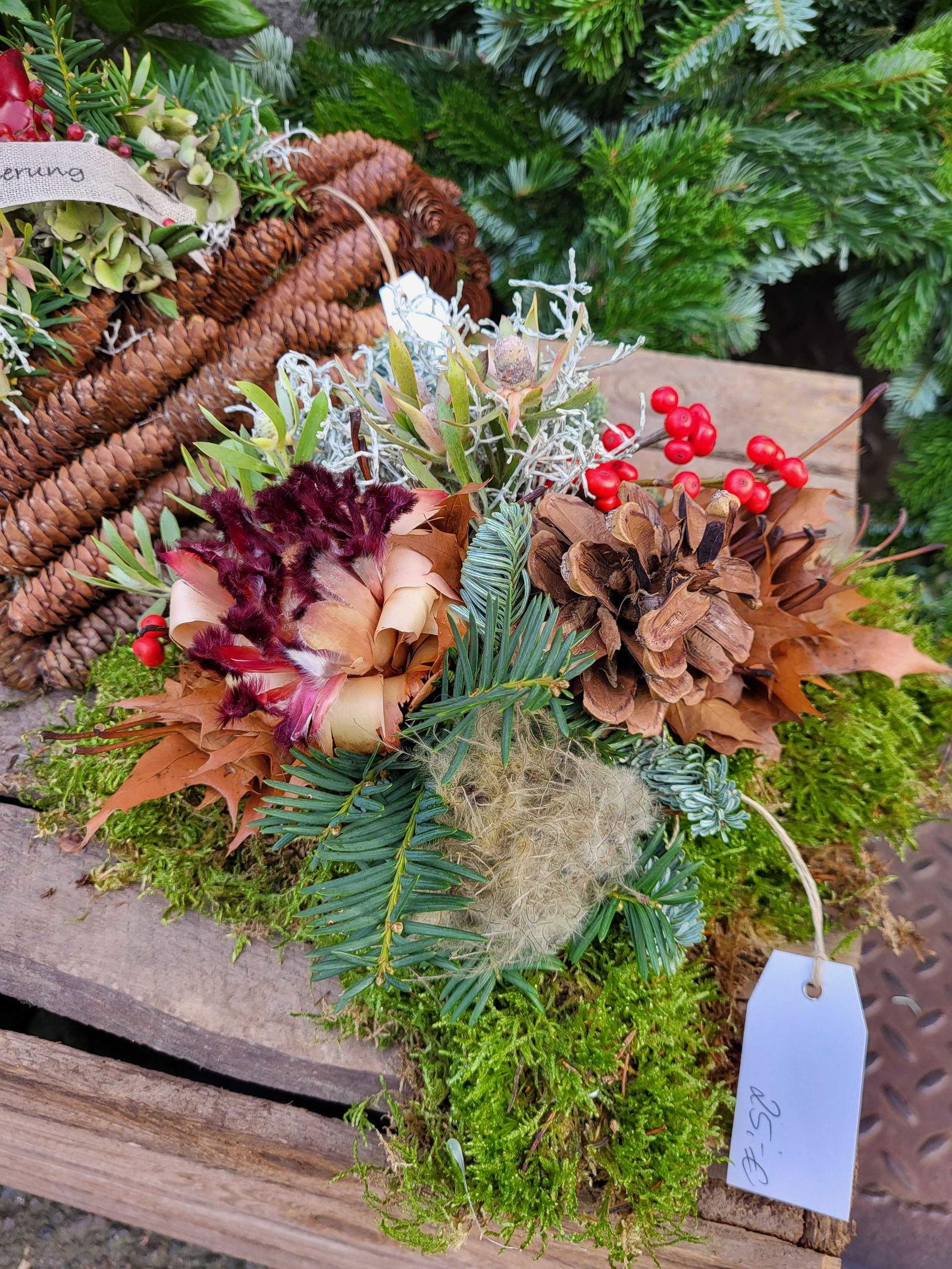 Herzförmiges Trauergesteck mit roten Rosen