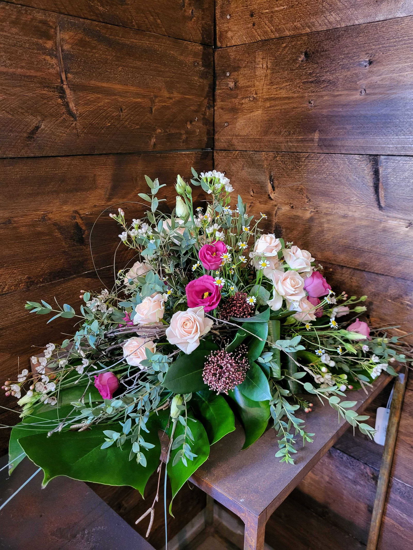 Urnenschmuck mit zarten Blüten