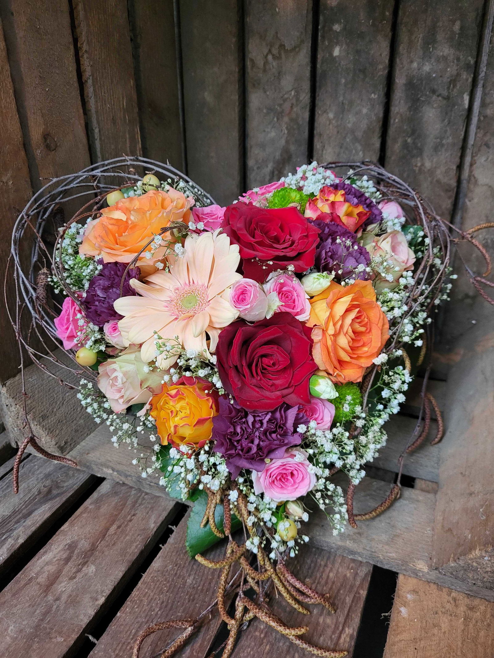 Grabstrauß mit saisonalen Blumen