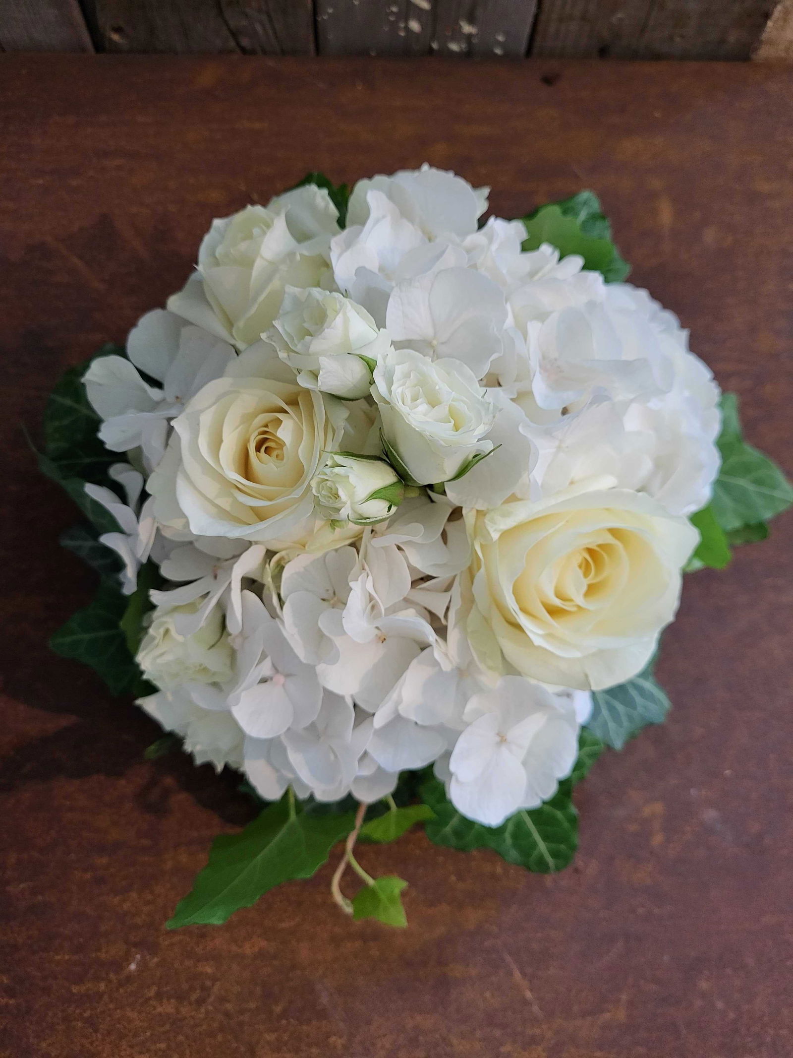 Blumenarrangement für eine Trauerfeier