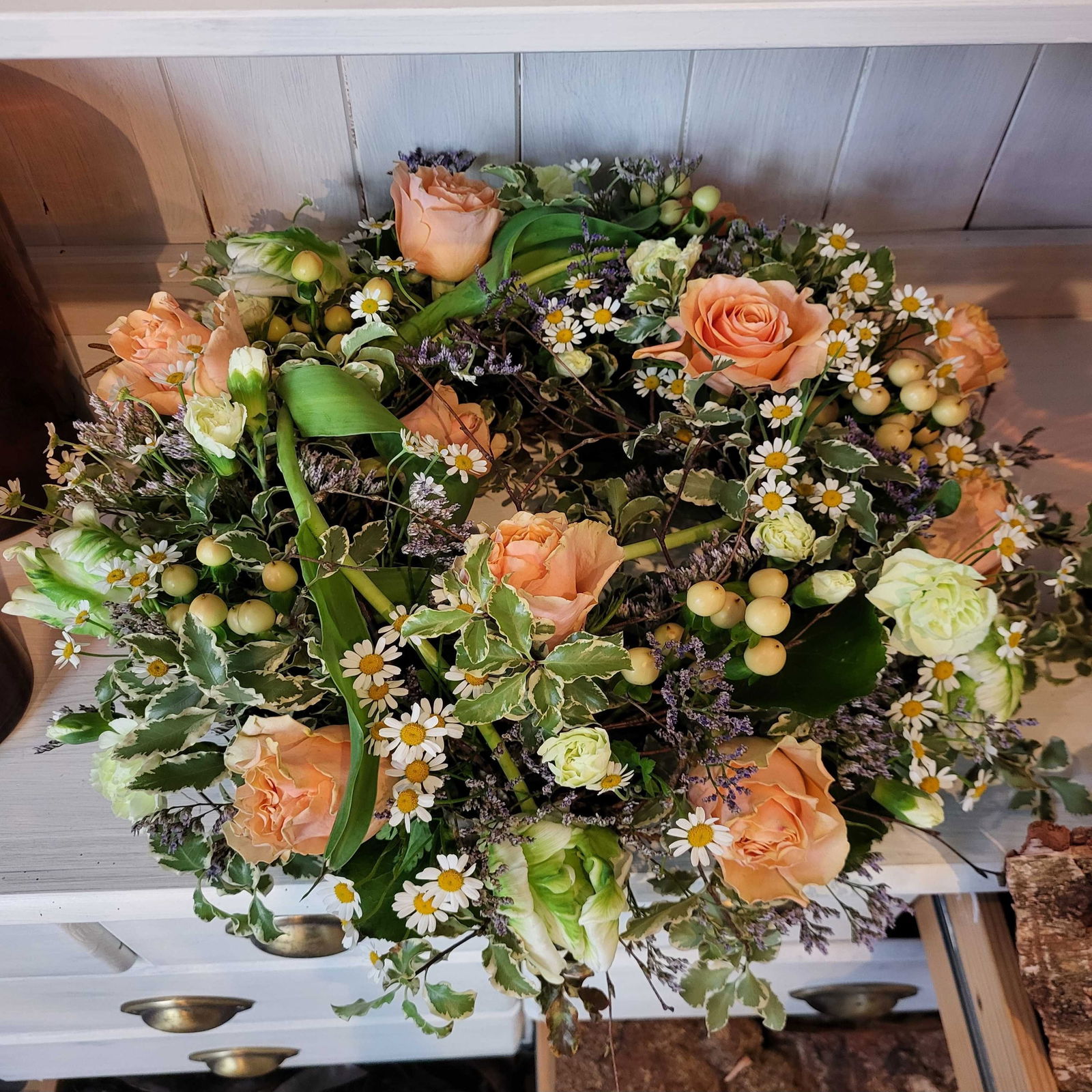 Sarggesteck mit weißen Blumen